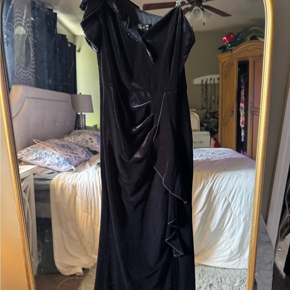 Elegant Black One-Shoulder Evening Dress - Picture 10 of 11